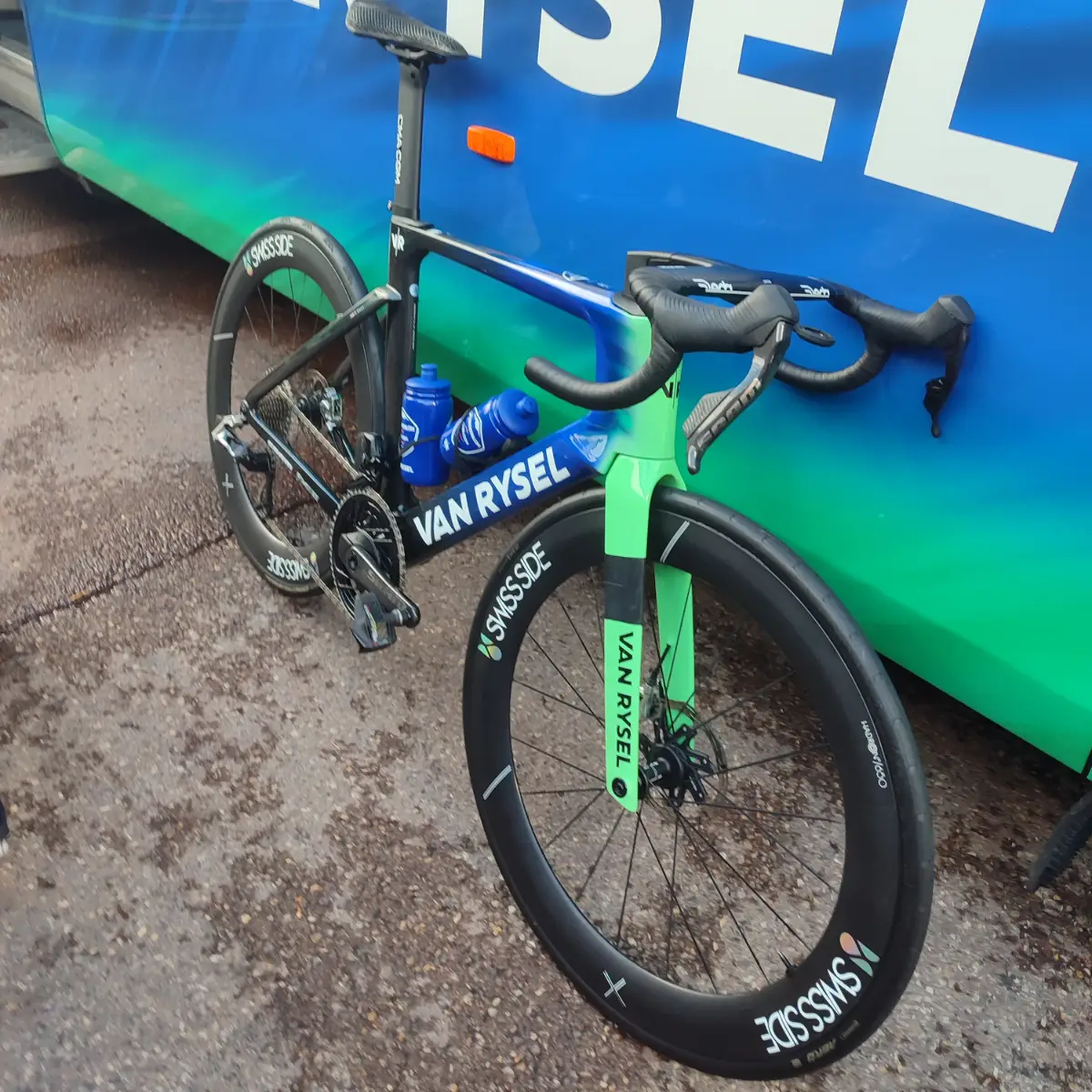 Vélo Decathlon CMA CGM