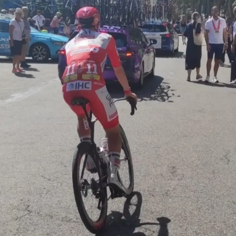 Tadej Pogacar en maillot rouge au départ de la 2ème étape de La Vuelta